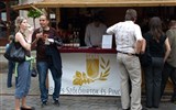 Poznávací zájezd - oblast Tokaj - Maďarsko - Tokaj - Tokajské slavnosti, u stánků můžete ochutnat množství různých druhů a odrůd vín