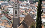 Jižní Tyroly a festival jablek v Natzu - Itálie - Merano, pohled na město z okolních strání