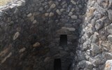 Sardinie, rajský ostrov nurágů v tyrkysovém moři chata letecky - Sardinie - nuragový komplex Barumuni, doba bronzová, 1300-500 př.n.l.
