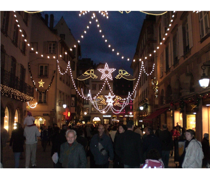 Advent v Alsasku - zimní pohádka nejen víně a středověký trh - Francie - Alsasko - v čase adventu září ulice světly