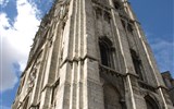 Bretaň, tajemná místa, přírodní parky a megality - Francie - Bretaň - Chartres, nižší, jihozápadní věž, 105 m vysoká, románská, z roku 1105