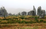 Bretaň, dcera oceánu - Francie - Bretaň - Carnac, pole Kermario, velikost některých menhirů přesahuje 3 metry, celkem 1029 menhirů