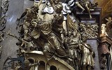 Adventní Vídeň, Schönbrunn a Hof, adventní trhy a výstava Monet či Brueghel - Rakousko - Vídeň - Peterskirche, sousoší zobrazující vhození Jana z Nepomuku do Vltavy