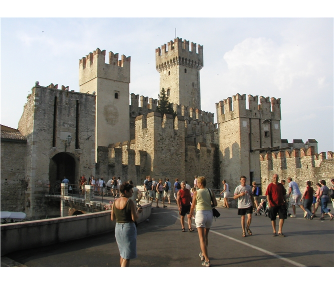 Aida ve Veroně a EXPO 2015 - Itálie - Sirmione - městské hradby a hlavní brána