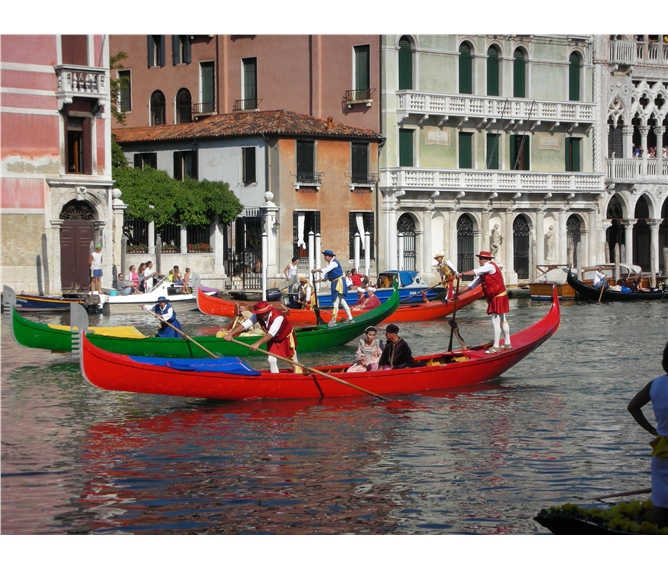 Benátky, ostrovy, slavnost gondol a Bienále 2019 - Itálie - Benátky - slavnost gondol na Grand Canale v Rialtu