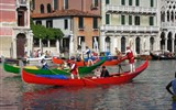 Benátky a ostrovy Laguny letecky (a architektura) 2018 - Itálie - Benátky - slavnost gondol na Grand Canale v Rialtu