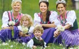 Poznávací zájezd - Štýrsko - Rakousko - Štýrsko -Bad Aussee, Narzissenfest (Květinové korzo),  půvabné dívky a květiny patří k sobě