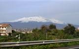 Sicílie a Lipary, země vulkánů a památek UNESCO s koupáním letecky - Itálie - Sicílie - Etna ční vysoko nad pobřežní silnicí