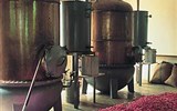 Kouzlo Provence - Francie - Provence - Grasse, destilační kolony v parfumérii