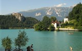 Slovinsko, hory a moře - Slovinsko - Bled - Bledské jezero, hluboké až 45 m, 2,1 km dlouhé, vtékají do něj minerální prameny