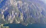 Putování a relaxace v Julských Alpách - Slovinsko - pohled na Bohinjské jezero se zátokou u hotelu Zlatorog.