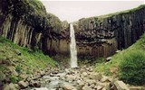 Island, velký poznávací okruh - Island - Svartifoss, vodopád na čedičovém skalním stupni se sloupcovitým rozpadem horniny 