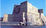Poznávací zájezd - Neapolský záliv - Itálie - Neapol - Castel dell´Ovo (Vaječný hrad) postavený na malém ostrůvku Megarides