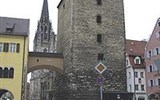 Regensburg, centrum Horní Falce - Německo - Regensburg - městské hradby a brána