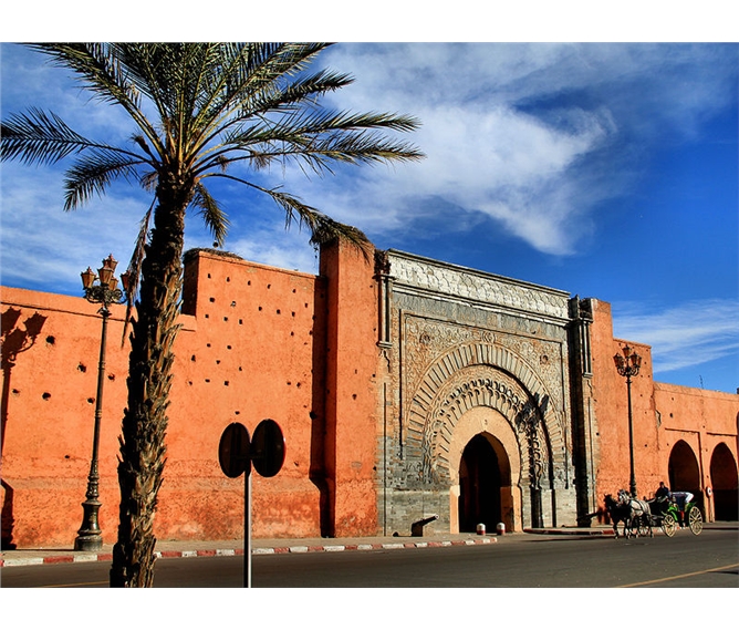 Maroko, královská cesta - Maroko - Marrakesh - městské hradby s bránou