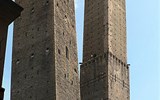 Poznávací zájezd - Severní Itálie - Itálie - Bologna - věže Garisenda vlevo a vpravo Asinelli, kdysi jich ve městě bylo přes stovku
