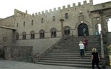 Zahrady krajů Lazio a Toskánsko, Den květin ve Viterbu - Itálie - Viterbo - Palazzo dei Papi, sídlo papeže 1257-81