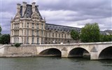 Paříž, perla na Seině letecky a Versailles - Paříž - Pont Royal spojuje Louvre s levým břehem Seiny