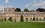 Paříž a nejkrásnější zámky v Île de France-letecky - Francie - Fontainebleau, starší zámek přestavěn v 16.stol. pro Františka I., u zámku nádherné zahrady
