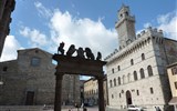 Toskánsko a mystická Umbrie - Itálie - Montepulciano, Palazzo comunale a katedrála Santa Maria Assunta, vpředu kašna (1520) s medicejskými lvy a griffiny