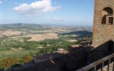 Toskánsko a mystická Umbrie - Itálie - líbezná krajina při pohledu z historických hradeb Montepulciana