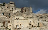 Kamenná krása Apulie a Salenta - Itálie - Matera - vznikla před 9.000 lety a nepřetržitě obývána, část obydlí vytesána do skály