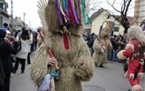 Karneval Busojárás v Moháči, termální lázně Harkány - Maďarsko - Moháč, slavnost Busójárás, chorvatští busó se zdobí ukořištěnými dívčími pentlemi.
