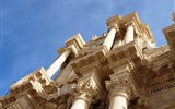 Sicílie a Lipary, země vulkánů a památek UNESCO s koupáním letecky - Itálie - Sicílie - Syrakusy, detail fasády katedrály
