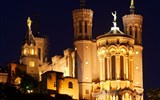 Languedoc, katarské hrady, moře Lví zátoky a kaňon Ardèche letecky 2019 - Francie - Lyon - bazilika Notre Dame de Fourvière v noci