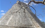 Mexiko, bájná země Mayů, Aztéků a kouzelné přírody 2019 - Mexiko - Uxmal, Kouzelníkova pyramida, eliptický půdorys, pyramidální chrám, 38 m vysoká