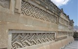 Mexiko, bájná země Mayů, Aztéků a kouzelné přírody - Mexiko - Mitla, Grupo de las Columnas, výzdobu tvoří 14 hlavních typů geometrických tvarů