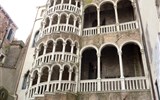 Benátky, ostrovy a výstava La Biennale 2015 - Itálie - Benátky - Palazzo Contarini del Bovolo, benátská gotika z konce 15.století s renes.prvky
