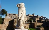 Řím, Neapol, Capri, Pompeje, Ferrari a Gardaland - Itálie - Řím - Forum Romanum vždy zdobily krásné sochy