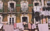 Lisabon, královská sídla a krásy pobřeží Atlantiku - Portugalsko - Lisabon - barevná mozaika prádla v okrajových čtvrtích města