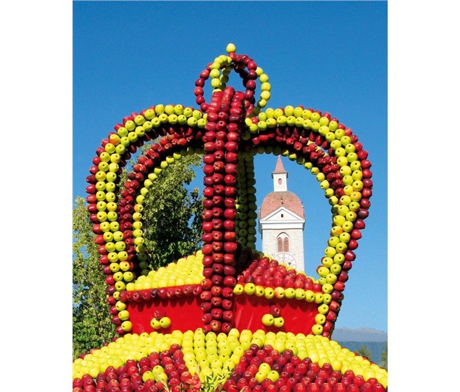 Jižní Tyroly a festival jablek v Natzu - Itálie - Natz - Jablečný festival, Jablková koruna