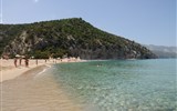 Sardinie, rajský ostrov nurágů v tyrkysovém moři, hotel letecky 2019 - Itálie - Sardinie - pláže lákají k vykoupání