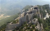 Languedoc, katarské hrady, moře Lví zátoky a kaňon Ardèche letecky 2019 - Francie - Languedoc - Peyrepertuse, střední část hradu s kostelem a starým palácem