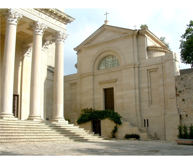 Panství rodu Malatesta a Adriatická riviéra - San Marino - kostel sv.Petra, vlevo část baziliky