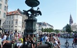Velký okruh malým Dánskem - Dánsko - Kodaň, fontána Storkespringvandets, od 1950 kolem tančí nové porodní asistentky