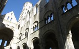 Tajemná Normandie, La Manche a 70. výročí vylodění - Francie - Normandie - Jumièges, zříceniny kostela Notre Dame, loď románská, 3 patra - arkády, tribuny, okna