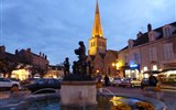 Beaujolais a Burgundsko, slavnost vína a kláštery - Francie - Beaujolais - Meursaul, náměstí s kašnou a kostelem Saint Nikolas