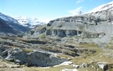 Ochutnávka Švýcarska s termály a turistikou - Švýcarsko - průsmyk Gemmi  - mohutné lavice vápenců hostí fantastickou květenu