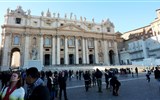 Poznávací zájezd - Vatikán - Itálie - Řím - průčelí sv.Petra, fasáda C.Maderno, obložené travertinem, s korintskými sloupy.
