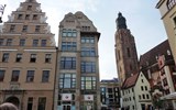 Wroclaw, město sta mostů a město kultury a 2017 - Polsko - Vratislav, vlevo dům U Gryfů, vpravo kostel sv.Alžběty Maďarské