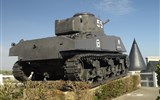 Tajemná Normandie, zahrady a La Manche - Francie - Normandie - Arromanches, M4Sherman s 76 mm kanonem