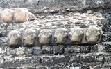 Po stopách starých Mayů (Guatemala, Belize, Honduras) - Guatemala - Copán, 3. největší město Májů, 5-9.stol, i na pyramidě je jasně naznačeno - Memento mori