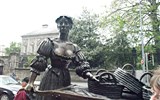 Irsko, nejkrásnější místa pěšky - Irsko - Dublin - socha Molly Malone (Melon), 1988, hrdinky nejpopulárnější irské lidové písně, symbol města