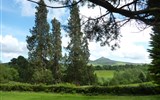 Irsko a Severní Irsko 1 cesta letecky - Irsko -Powerscourt Garden, výhled na horu Great Sugar Loaf Mountain