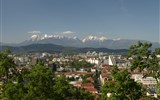 Slovinsko, hory, moře a slavnost Kravi bal 2018 - Slovinsko - Lublaň - za hezkého počasí je z hradu vidět Julské Alpy