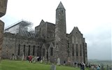 Irsko - smaragdový ostrov - Irsko - Cashel, katedrála a před ní okrouhlá věž, kolem 1100